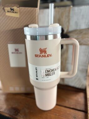 Stanley Quencher Handle Tumbler - Cream with Blush Logo